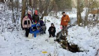 Школьники установили скамейку у родников