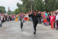 А мужчины побежали с вёдрами 